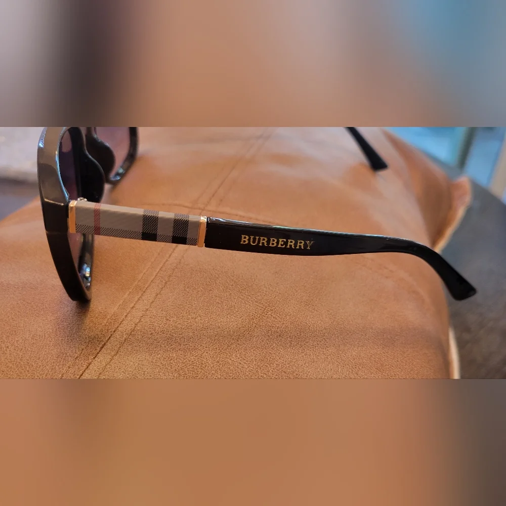 Burberry sunglasses. - Picture 3 of 6